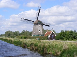Eine Windmühle in Kinderdijk in Holland