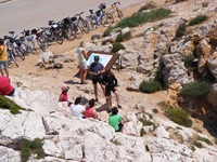 Eine Radlergruppe macht an der Westküste Sardiniens Pause.