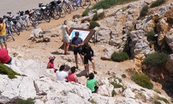 Eine Radlergruppe macht an der Westküste Sardiniens Pause.
