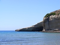 Felsküste mit tiefblauem Meer im Süden Sardiniens.