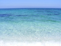 Das teilweise kristallklare Wasser vor Sardiniens Westküste lädt zu einem Bad ein und lässt Urlaubsträume wahr werden.