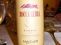 Eine Flasche Rocca Rubia - ein bekannter Wein aus dem Sulcis-Gebiet.