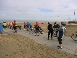 Eine Radlergruppe am Strand vom Ijsselmeer