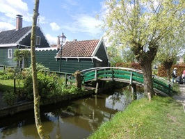 Brücke über einen kleinen Fluss im Freilichtmuseum Zaanse Schans in den Niederlanden