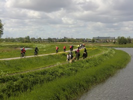 Reiter und Radfahrer auf im Gelände bei der Ijsselmeer Nord Tour