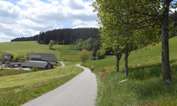Ein Radler macht eine kurze Pause und genießt die herrliche Landschaft des Nordschwarzwaldes.