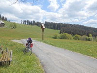 Ein idyllisches Plätzchen mit Bank und Wegkreuz lädt zur Rast ein.