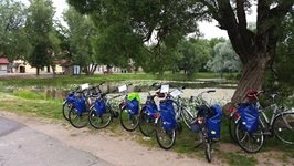 Vor einem wunderschönen, teilweise mit Seerosen bewachsenen See abgestellte Fahrräder in Masuren.