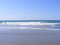Sanfte Brandung am Mittelmeer.