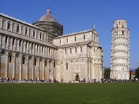 Die weltberühmte Piazza dei Miràcoli in Pisa mit dem Dom und dem Schiefen Turm, der eigentlich der Campanile (= Glockenturm) des Doms ist.