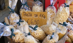 Verschiedene Nudelsorten werden in einem italienischen Geschäft kiloweise zum Kauf angeboten.