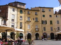 Gebäude mit Arkadengängen säumen die Piazza Anfiteatro im Herzen der Altstadt von Lucca.