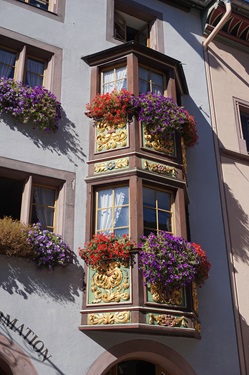 Ein prächtig verzierter Erker in der Rottweiler Altstadt.