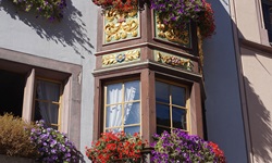 Ein prächtig verzierter Erker in der Rottweiler Altstadt.