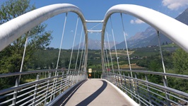Eine Bogenbrücke auf dem Radweg auf dem Etschtal-Radweg von Reschen nach Verona (Anreise Reschen)