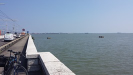 Blick auf den Damm, der Mestre mit Venedig verbindet, am Horizont die Skyline von Venedig.