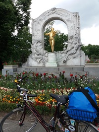 Ein abgestelltes Fahrrad vor dem Johann-Strauß-Denkmal im Wiener Stadtpark
