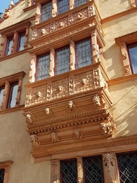 Detailbild des prunkvollen 5-Sterne-Hotels Maison des Têtes in Colmar