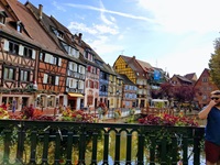 Blick von einer Brück über die Lauch zu den typischen bunten Fachwerkhäusern in Colmar