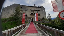 Blick über die Brücke zum Eingang der Burg Golling in Österreich