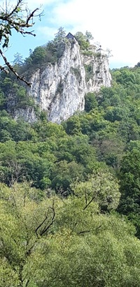 Blick auf einen der zahlreichen Felsen im Donautal, auf dem eine kleine Burg errichtet wurde