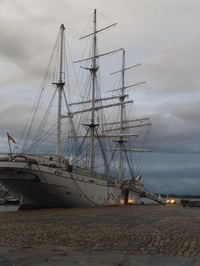 Blick auf ein in einem Hafen liegendes Segelschiff