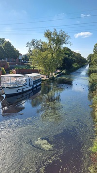 Ein angelegtes Boot auf einem Kanal der Radreise durch Ostfriesland
