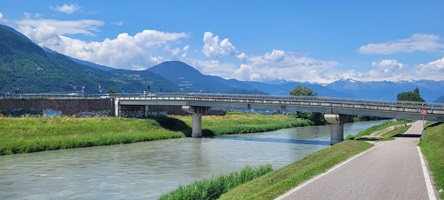 Blick auf eine Brücke über die Etsch, den Etschtalradweg und die wundervolle Landschaft