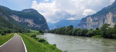 Blick auf den Etschtal-Radweg mit seinen eindrucksvollen Bergen zwischen Kaltern und Trento