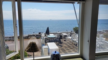 Blick von einem Hotel in Südschweden über die gemütliche Terasse zum Meer an der Westküste