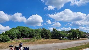 Eine Radlerin auf dem Kattegat-Radweg in Südschweden macht eine Pause in schöner Landschaft