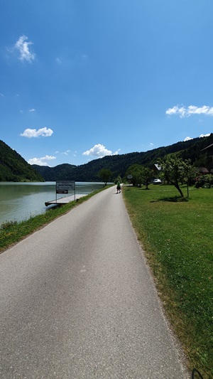 Blick auf den Donau-Radweg und die Donau