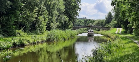 Blick auf einen Fluss mit kleinem Schiff auf der Radreise Danzig, Ermland und Masuren