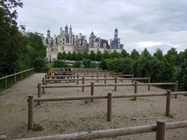 Blick über den Fahrradabstellplatz mit abgestellten Fahrrädern zum Schloss Chambord in Frankreich bei der Radreise Schlösser der Loire
