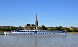 Die MS Bordeaux passiert die Basilika St. Michel in Bordeaux.