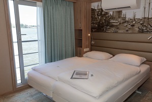 Blick in eine der modernen Doppelkabinen mit Doppelbett auf der MS De Holland