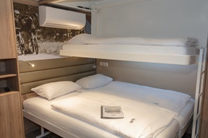 Blick in eine Drei-Bett-Kabine mit Klimaanlage der MS De Holland