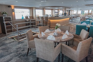 Blick in den Salon und auf die Bar auf der MS De Holland