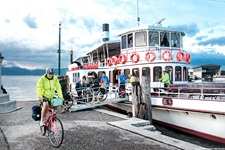 Eine Radlergruppe verlässt am Gardasee das Schiff, das sie von Riva ans südliche Ufer gebracht hat.