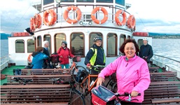 Eine Gruppe Radler auf einem Schiff, das sie vom nördlichen Ufer des Gardasees nach Desenzano oder Peschiera bringt.