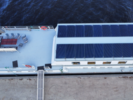 Luftbild der MS Flora mit Sonnendeck und Solarpanelen auf dem Dach
