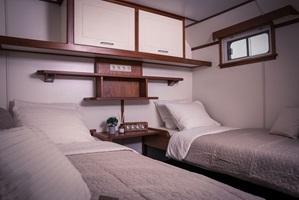 Blick in eine Zwei-Bett-Kabine mit Einzelbetten auf der MS Lena Maria