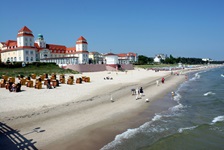 Spaziergänger schlendern vor dem Ostseebad Binz auf Rügen an der Ostsee entlang.