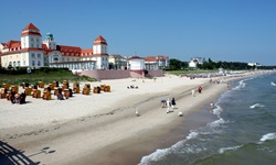 Spaziergänger schlendern vor dem Ostseebad Binz auf Rügen an der Ostsee entlang.