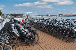 Zahlreich abgestellte Fahrräder auf dem Deck der MS De Holland