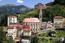 Schöner Blick auf die Kirche St. Preims in Bad Gastein.