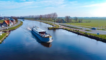 Die MS Lena Maria fährt auf einem Kanal bei Akersloot