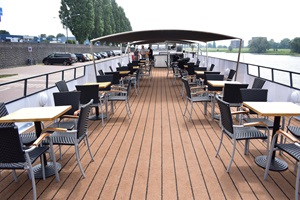 Blick auf die Tische und Stühle auf dem teilweise überdachten Sonnendeck der MS De Holland