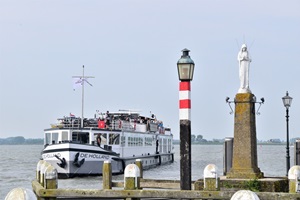 Die MS De Holland fährt in einen Hafen ein