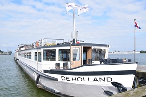 Die MS De Holland liegt an einem Hafen